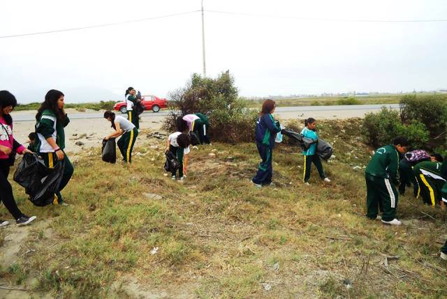 Alumnos de la institución educativa San Luis Paz siempre participando de actividades en favor del cuidado del medio ambiente.