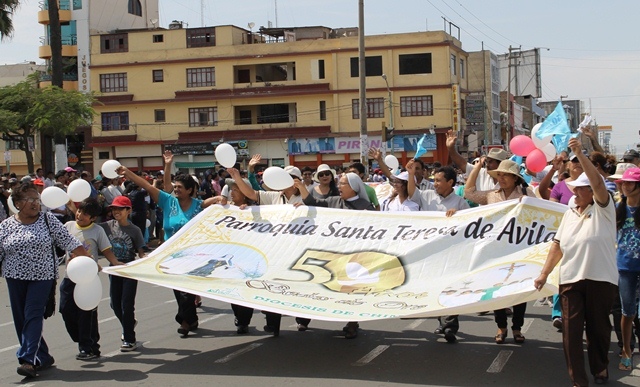 Participaron las comunidades parroquiales e instituciones educativas.