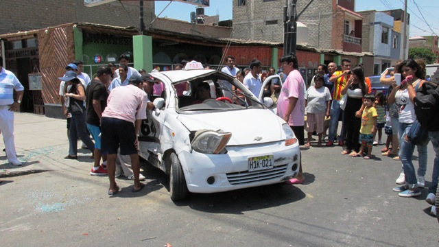 Vecinos poden instalación de un semáforo en la esquina de la avenida José Pardo y el jirón Sáenz Peña.