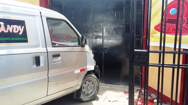 Esta combi arolló a don Pedro Infantes López de 82 años, quien murió minutos después de haber sido trasladado al Hospital La Caleta.