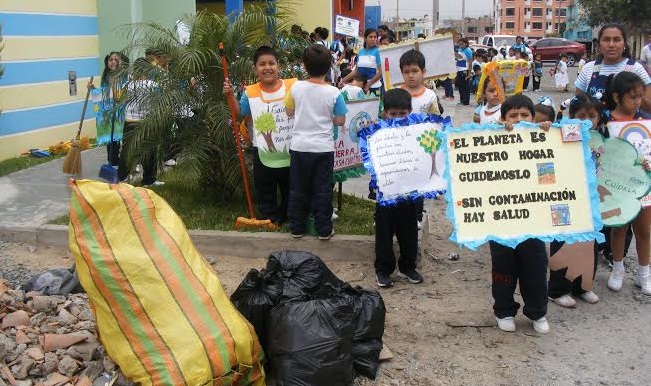 Los pequeños del colegio inicial Mundo de Niños protestaron hoy por la acumulación de basura en su plantel.