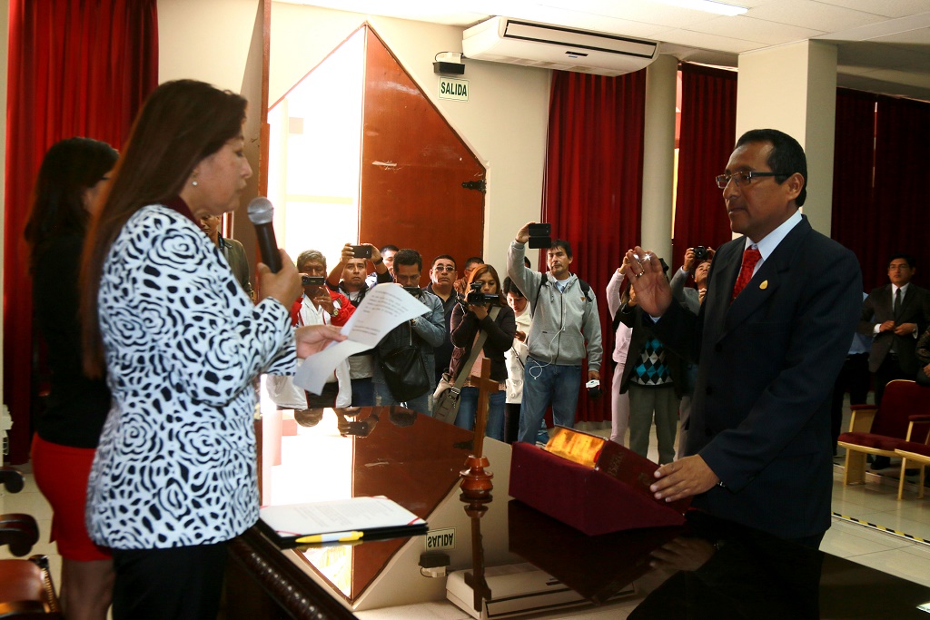 Proclaman oficialmente alcalde provisional del Santa a regidor Neptalí