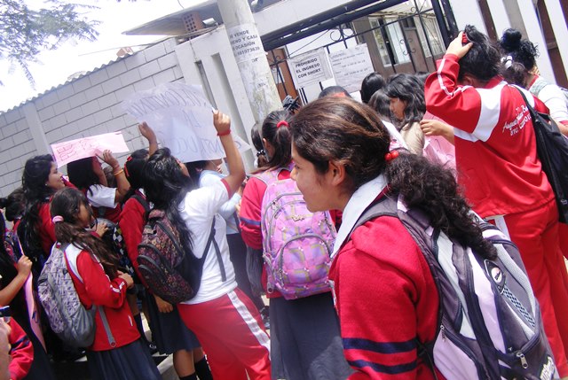 Los colegiales del cuarto y quinto del nivel secundario se movilizaron con carteles.