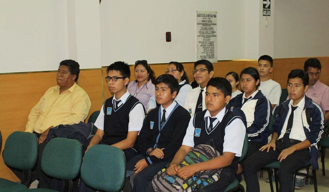 Mario Pedreros, del colegio de San Jacinto, junto a su profesor Alberto Malabrigo.