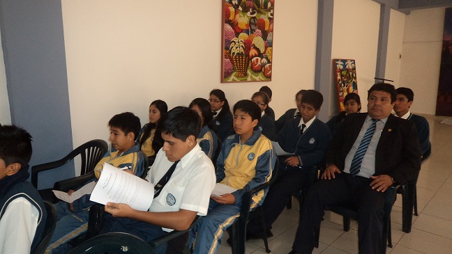 Periodistas escolares de la IEP Señor de la Vida, junto a su profesor Luis Martínez Estrada
