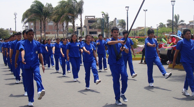 Alumnos de la UNS desfilaron luego del izamiento en la Plaza Mayor de Nuevo Chimbote.