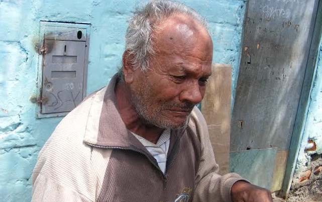 Don Víctor Vivanco lleva 15 años abandonado en su humilde vivienda de la urb. Bellamar.