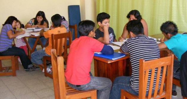 Voluntarios apoyan semanalmente a estudiantes de "Aprendiendo en casa"