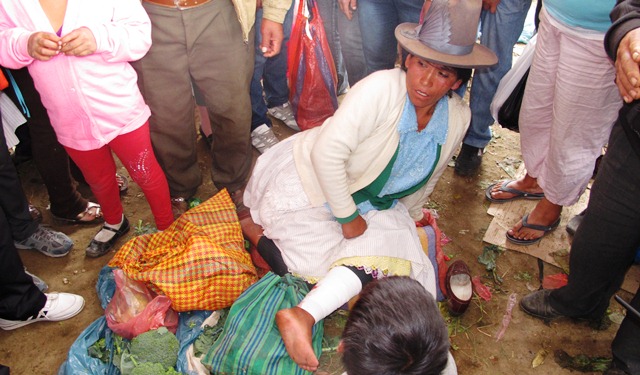 Humilde mujer proviene de Huaraz y llega a Chimbote para vender sus productos.
