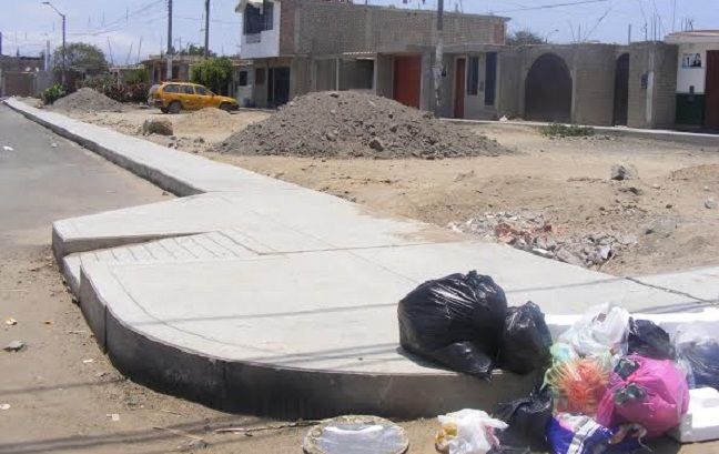 La basura no se recoge hace dos semanas en varios sectores de Nuevo Chimbote. Los pobladores temen la propagación de enfermedades principalmente en los niños. (Foto Chimbotenlinea.com)