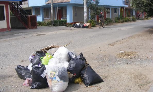 Así está la basura en el distrito de Nuevo Chimbote pues los camiones recolectores están malogrados.