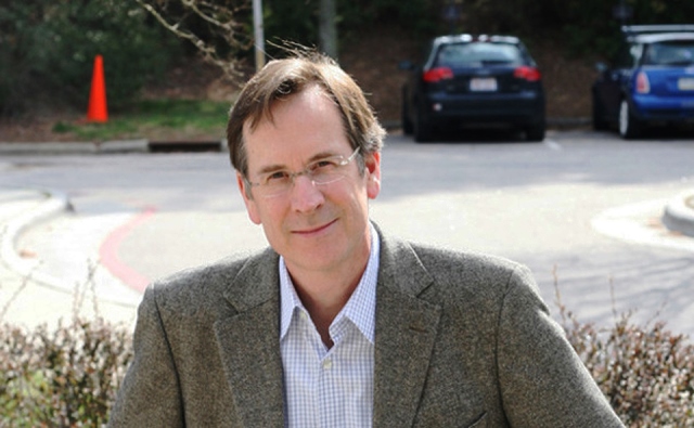 Phil Bennett trabajó desde 1997 al 2009 en el Washington Post. Actualmente es catedrático en la Universidad de Duke y director del Centro DeWitt Wallace.