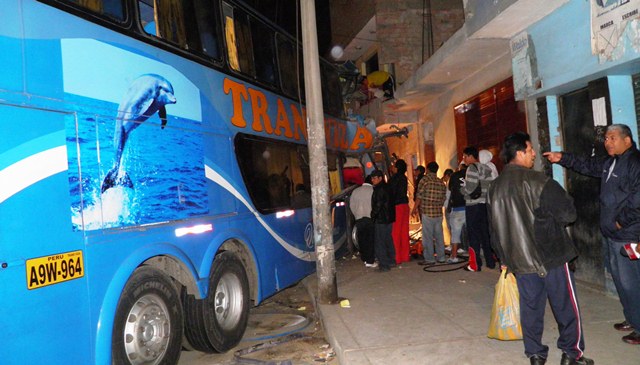 Ocho personas quedaron atrapadas en choque de bus con vivienda en Pardo.