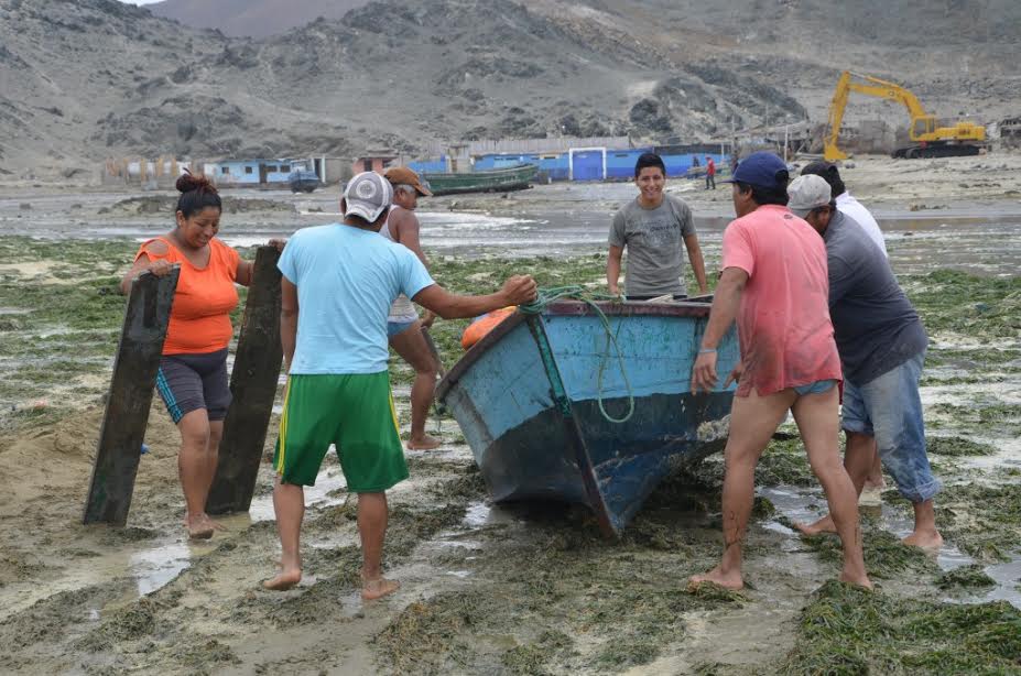 En la caleta El Dorado el fuerte oleaje dejó inutilizadas 15 embarcaciones pesqueras artesanales.