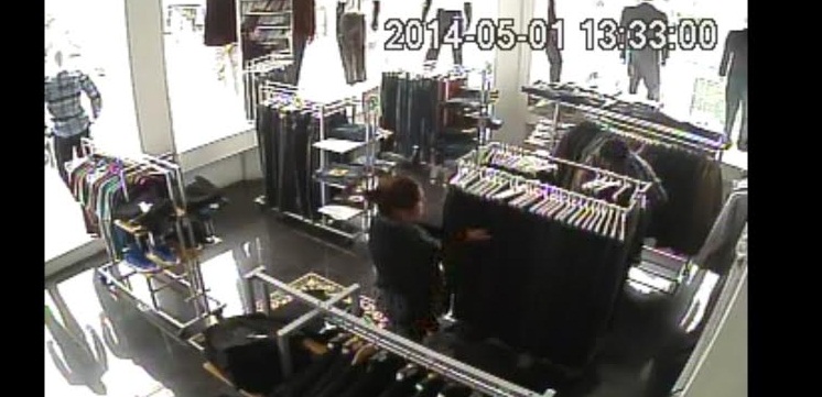 Las cámaras de vigilancia captan el preciso momento en que esta mujer sustrae ropa de los estantes de una céntrica tienda.