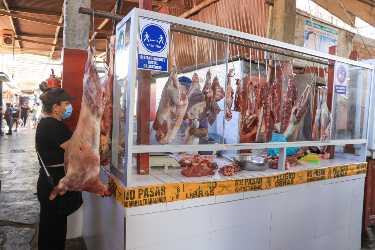 Verifican protocolos de bioseguridad en puestos de venta de carnes del