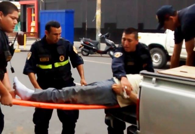 Chimbote en Línea.- Un humilde vendedor de marcianos de nombre Víctor Hugo Terrones Ramírez de 61 años de edad murió atropellado esta mañana en el Mercado La Perla de Chimbote. El chofer Freddy Cruz Llauri de 35 años perdió el control de su vehículo station wagon de placa de rodaje A8Q 160 y arrolló a este padre de familia que todos los días acudía a dicho mercado. Una unidad de rescate de seguridad ciudadana trasladó de emergencia al herido a la clínica San Pedro, pero lamentablemente el médico de turno informó que llegó cadáver. Según el diagnóstico del médico, don Víctor Hugo Terrones sufrió de un traumatismo encéfalo craneano grave y fracturas en la pierna derecha. Los agentes del orden informaron también que el chofer Freddy Cruz fue llevado a la Comisaría Alto Perú para las diligencias de ley. Se le realizó el examen de dosaje etílico, el cual arrojó negativo. Sin embargo, los policías realizan las investigaciones para determinar las causas del fatal accidente, aunque se presume que se le haya vaciado l Chimbote en Línea.- Un humilde vendedor de marcianos de nombre Víctor Hugo Terrones Ramírez de 61 años de edad murió atropellado esta mañana en el Mercado La Perla de Chimbote. El chofer Freddy Cruz Llauri de 35 años perdió el control de su vehículo station wagon de placa de rodaje A8Q 160 y arrolló a este padre de familia que todos los días acudía a dicho mercado. Una unidad de rescate de seguridad ciudadana trasladó de emergencia al herido a la clínica San Pedro, pero lamentablemente el médico de turno in