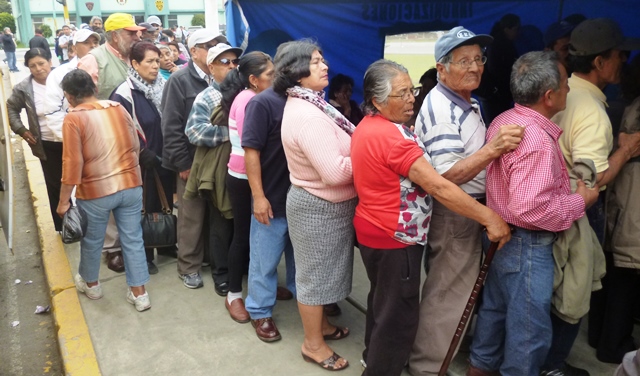 Largas colas en la plaza de Chimbote para vacunarse contra la influenza.