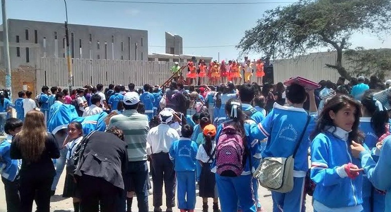 Los alumnos del colegio "Argentino" celebraron sus actividades de aniversario en la calle.