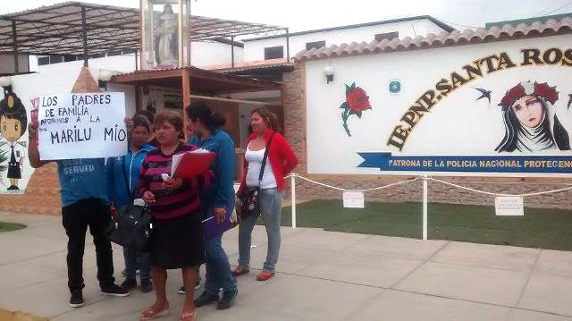 Padres también denuncian presunta discriminación.