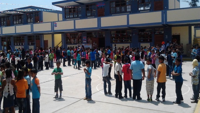 Fiesta con niños y niñas en el colegio "Javier Heraud" de Santa.