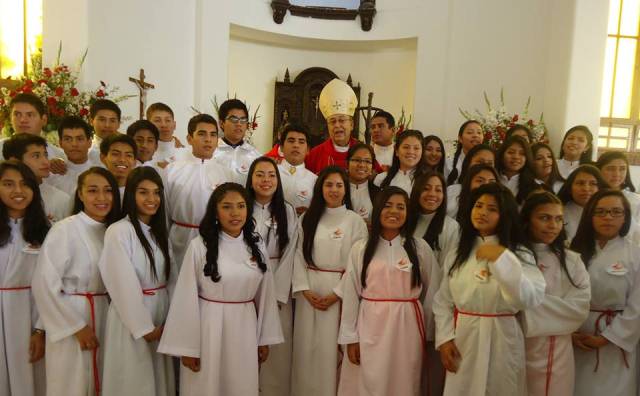 Alumnos y alumnas de la IEP Santa Rosa el día de su Confirmación.