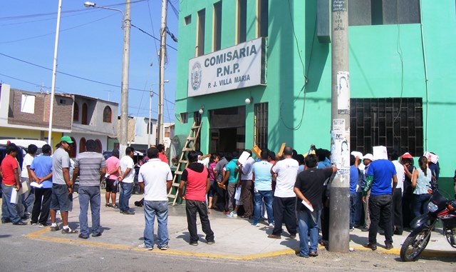 Largas colas se advirtió desde tempranas horas de hoy en la comisaria de Villa María.