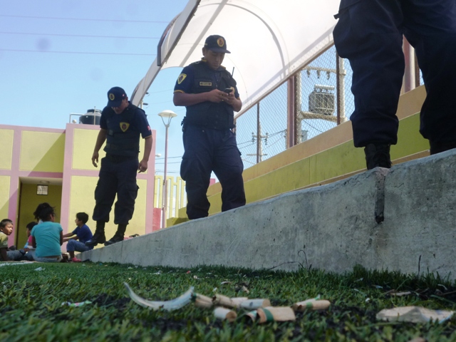 Colillas de cigarro, bolsas de terokal y vidrios fueron hallados en el césped artificial