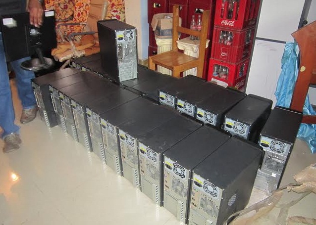 La Policía recuperó las 24 computadoras que fueron robadas ayer en la madrugada del colegio Mariano Melgar.