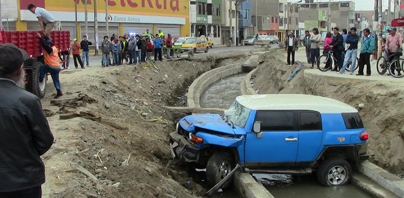 Esta moderna camioneta terminó en el dren de la avenida Aviación. El conductor al parecer manejaba ebrio y se dio a la fuga.