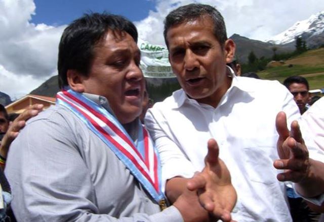 Durán antes crítico del Presidente de la República, pero ayer estuvo muy cerca a él. Foto: facebook