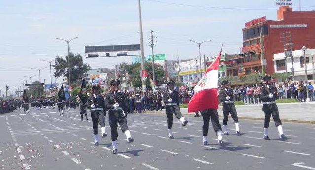 Desfile de las diferentes unidades de la Policía Nacional en Chimbote.