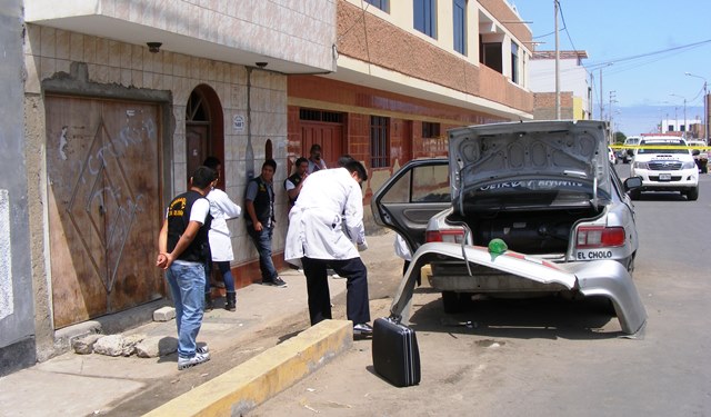 Agentes policiales y peritos de criminalística llegaron hasta La Libertad.