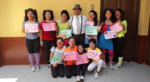 Alumnas de la IEP El Nazareno en el Día del Abrazo.