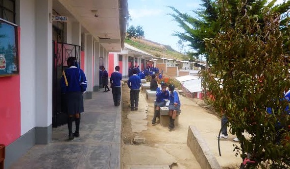 Los padres de familia del colegio San Santiago están alarmados ante la denuncia de abuso que involucra a un docente del plantel.
