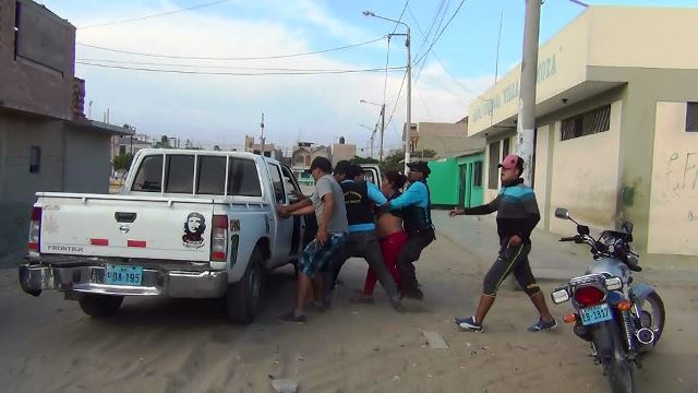 Instantes en que son detenidos presuntos vendedores en el asentamiento humano Villa Hermosa. Foto: cortesía serenazgo