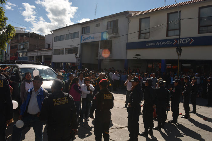Fuerte contingente policial en plaza central de Huaraz