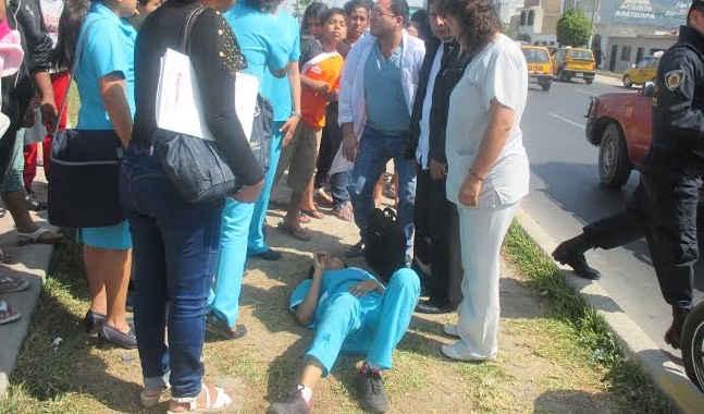 La enfermera Nelly Caballero Reyes fue atropellada por una moto lineal. Nuestro corresponsal escolar Jefferson Valdez estuvo en el lugar de los hechos cubriendo esta información.