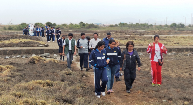 Cerca de medio centenar de periodistas escolares de Chimbotenlinea.com visitaron ayer los Humedales de Villa María.