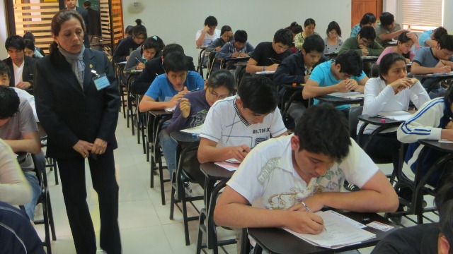 Vicerrectora académica durante examen de admisión en la UNS esta mañana