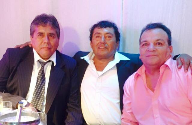 Roberto Bocanegra (al medio) acompañado de sus compañeros de trabajo.