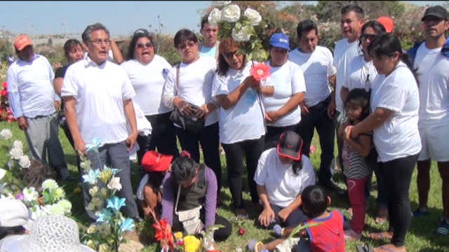 Emotivos momentos en tumba de Ezequiel Nolasco, entre amigos y familiares.