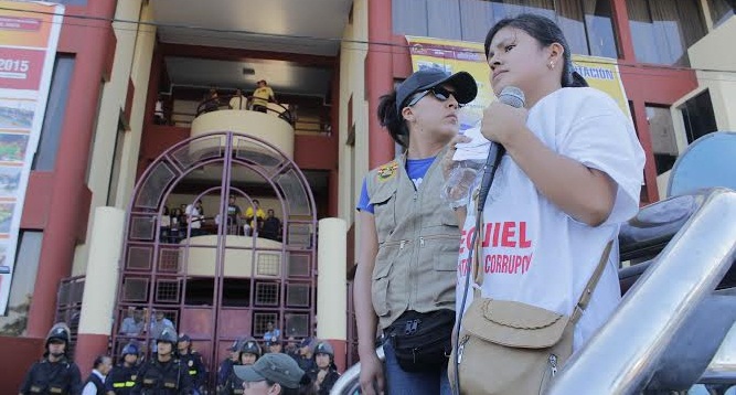 Fiorela Nolasco volvió a exigir que la Policía diga quiénes mataron a su padre, Ezequiel Nolasco. A dos meses del cruel asesinato que cegó la vida del exconsejero regional.(Fotos: Lindberg Cruzado)