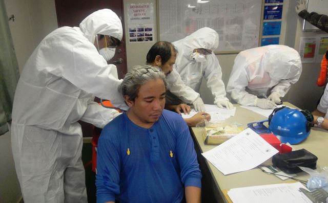 Así fueron evaluados los tripulantes de la embarcación que llegó a nuestro puerto, descartando un posible caso de ébola.