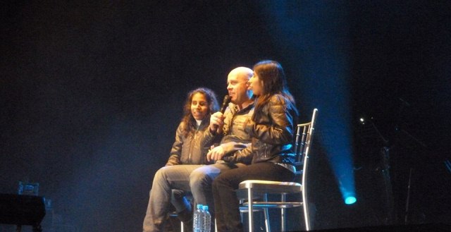 Dos jóvenes invidentes en el escenario con el gran Gianmarco.
