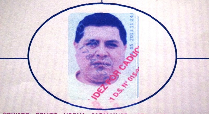 Mírelo bien, este sujeto es un peligroso delincuente y extorsionador conocido como "Gordo Tobby", quien se encuentra recluido en el penal de Piedras Gordas y desde allí sigue delinquiendo.