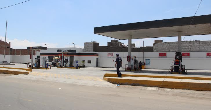 Fueron cuatro delincuentes y fugaron en automóvil rojo.