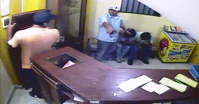 Delincuentes despojaron de sus pertenencias hasta a las parejas que acudieron al hostal.