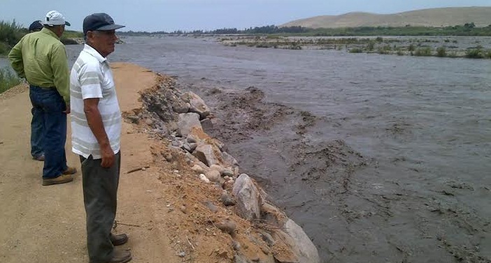 Los moradores de los poblados de Santa están alarmados ante un inminente desborde del río. Reciben poca ayuda de las autoridades.