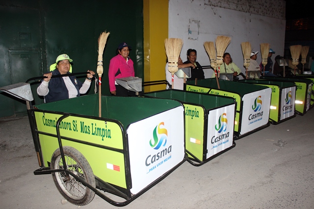 Trabajadores recibieron uniformes y utensilios para cumplir con su labor.
